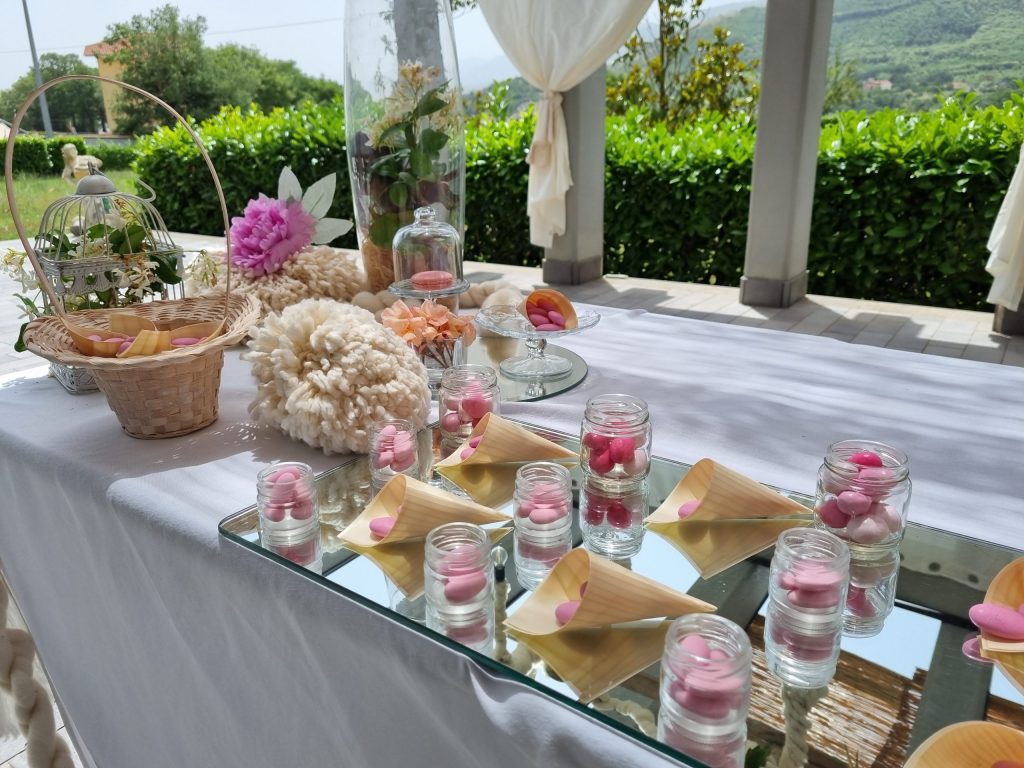 Il tavolo dei dolci allestito in terrazza
