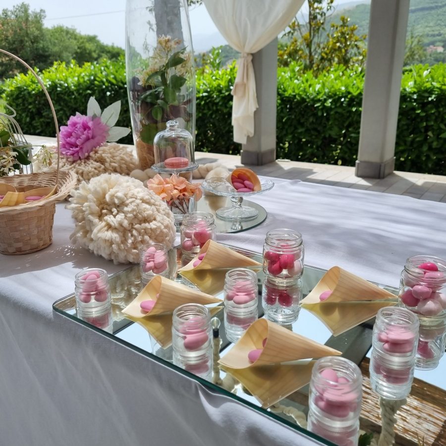 Il tavolo dei dolci allestito in terrazza