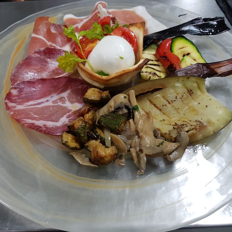 Antipasto con salumi, mozzarella e verdure grigliate