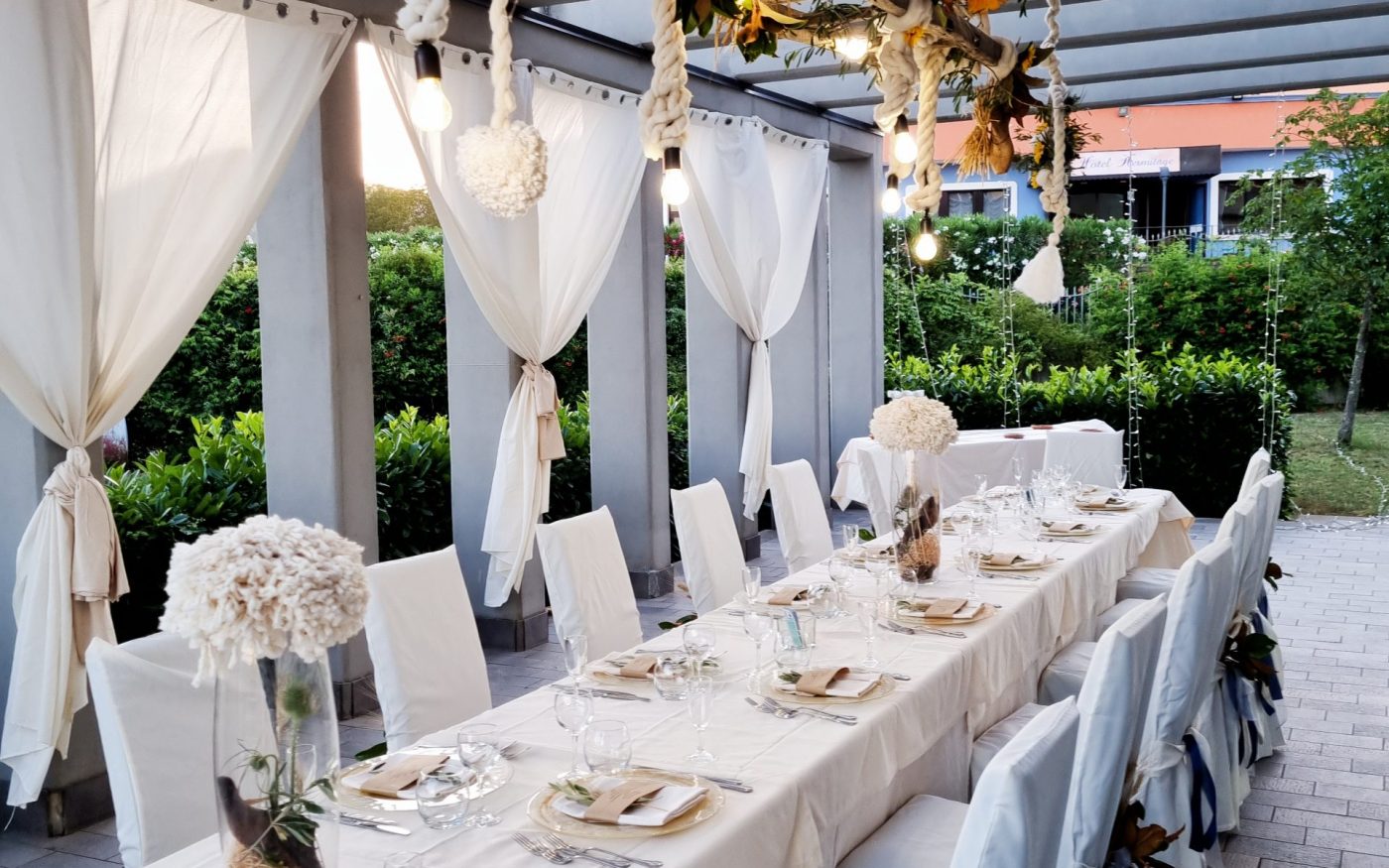 La tavolata in terrazza, sotto al gazebo