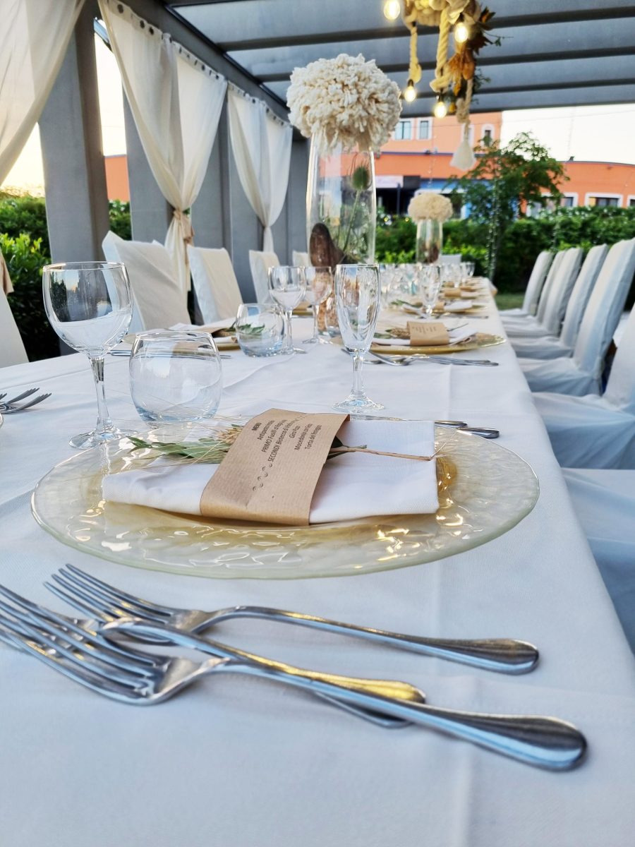 La terrazza del ristorante apparecchiata al tramonto