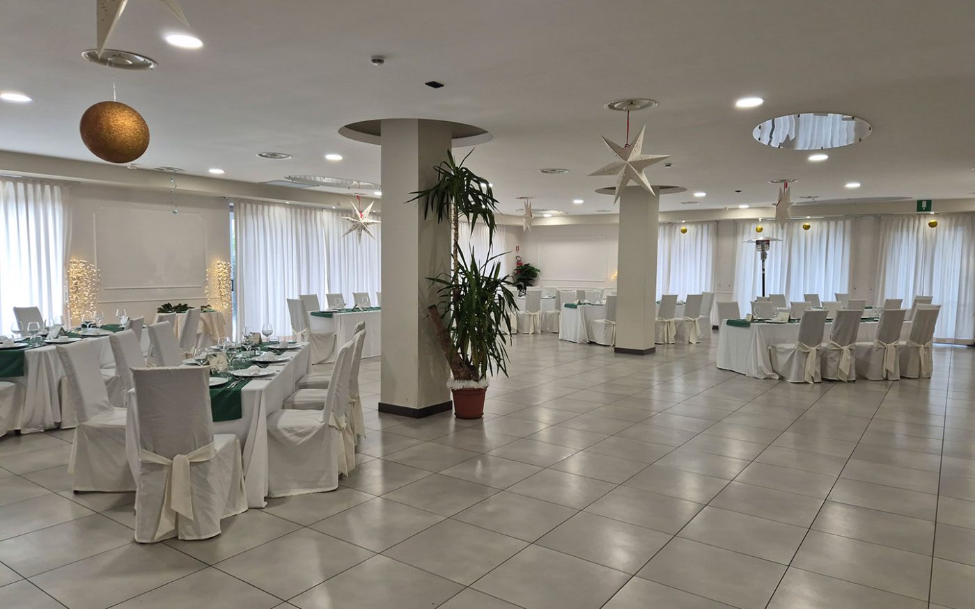 La sala grande allestita per un ricevimento
