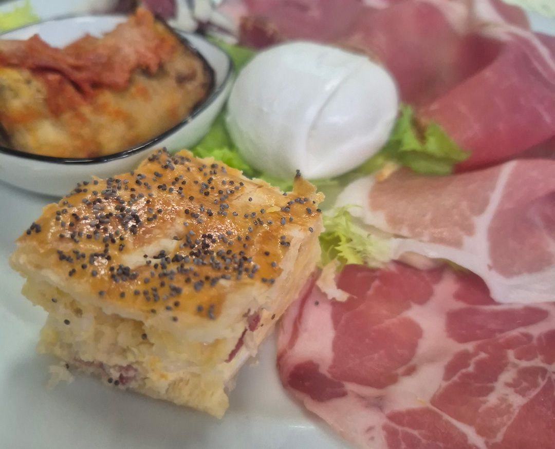 Pizza e antipasti della pizzeria del fine settimana