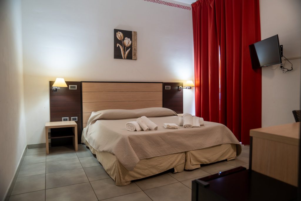 Il letto grande, pronto per la sera