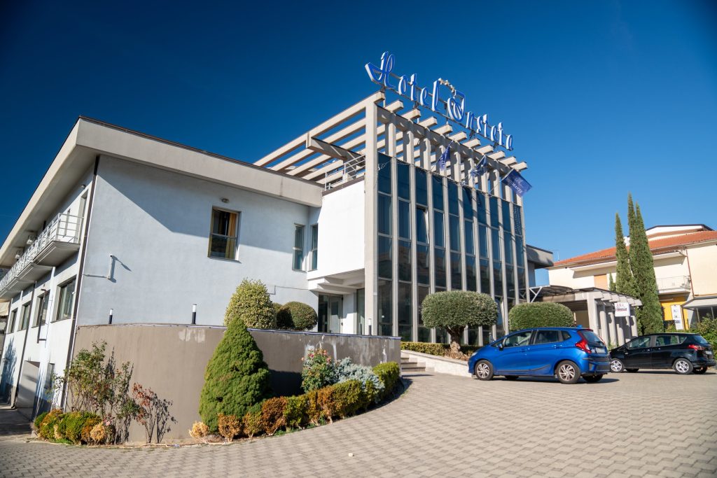 L'ingresso dell'hotel dal giardino
