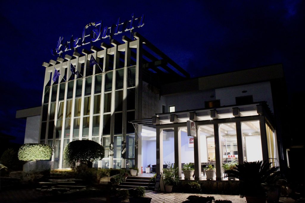 L'hotel di sera, con l'insegna accesa