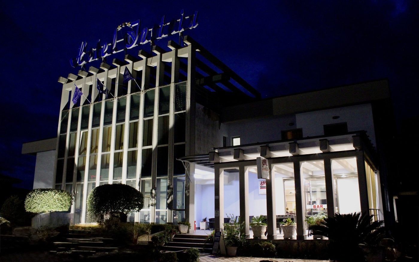 L'hotel di sera, con l'insegna accesa