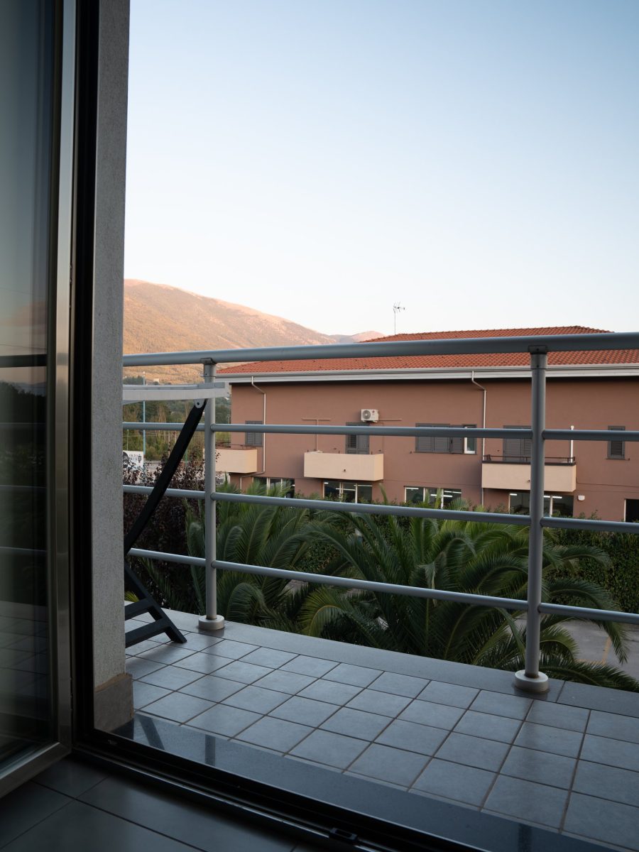 La vista dal terrazzino delle camere, verso sera