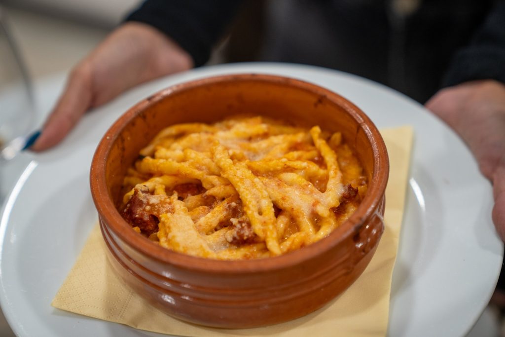 La pasta al forno nel coccio