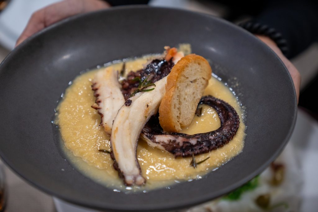 Polpo su crema di ceci