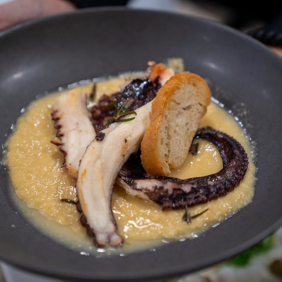 Polpo su crema di ceci