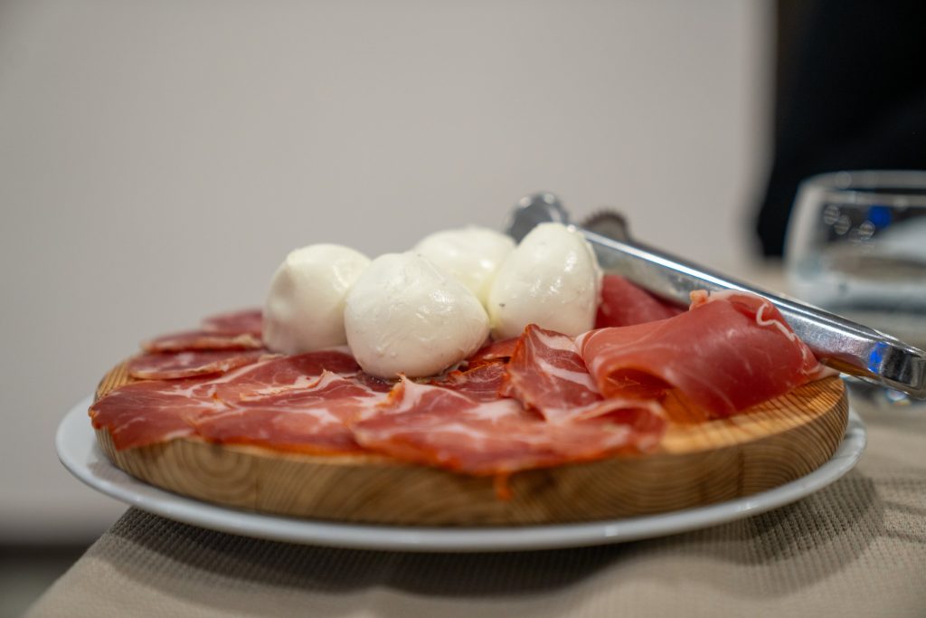 Tagliere con mozzarella di bufala e prosciutto