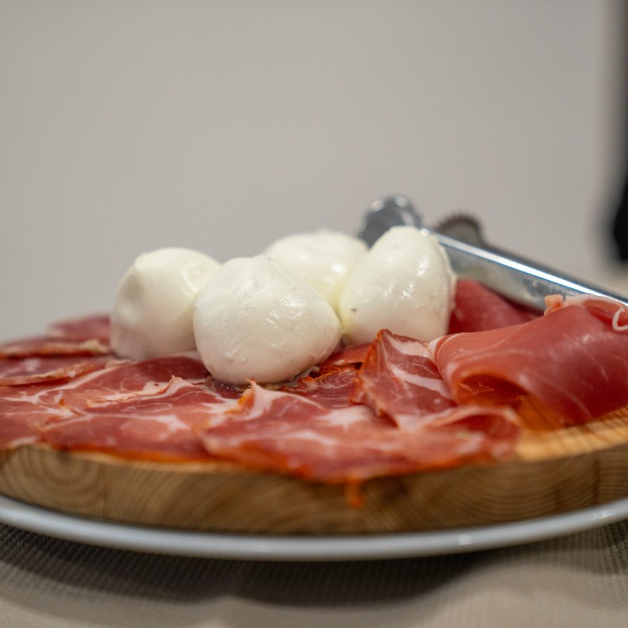 Tagliere con mozzarella di bufala e prosciutto
