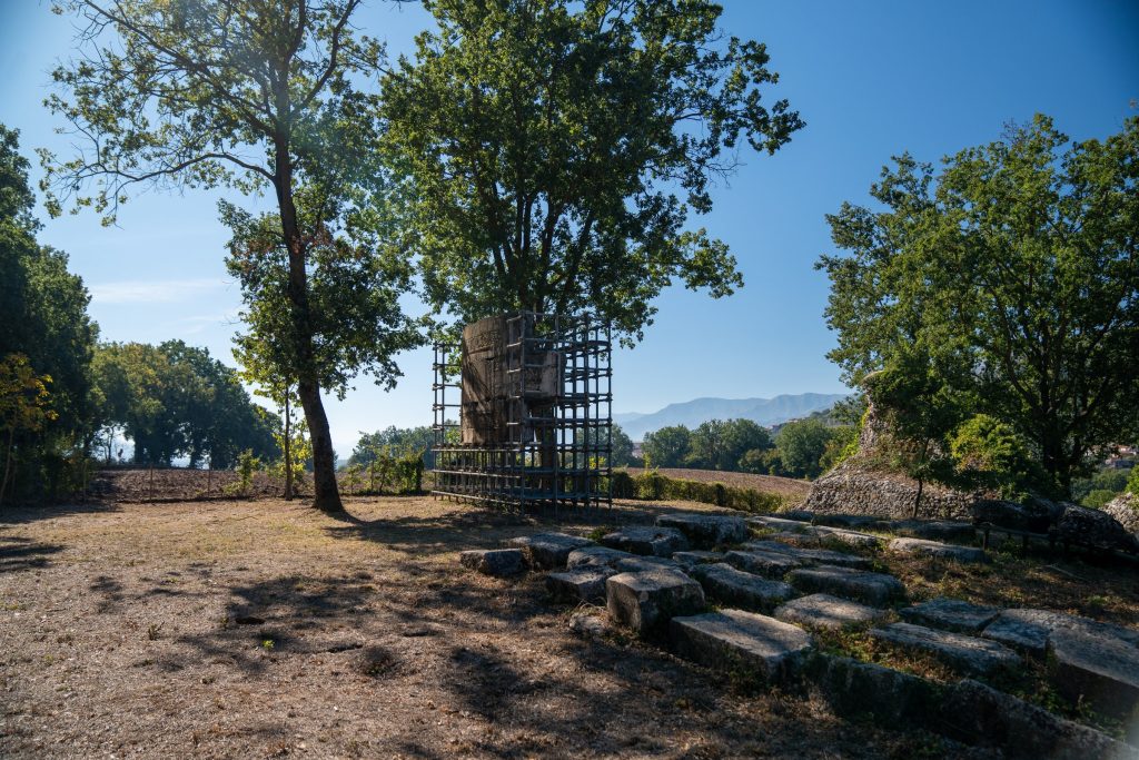 Il mausoleo romano di Urziano Rufo, davanti all'hotel