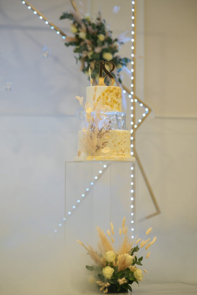 La torta della festa, sotto le luci