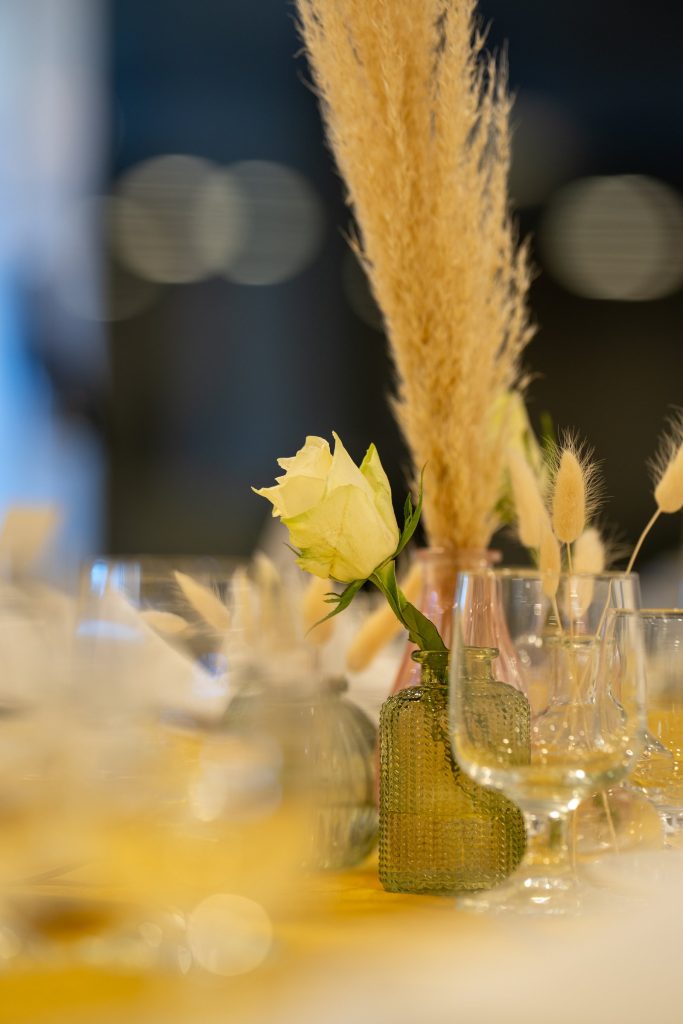 I fiori sul tavolo della festa