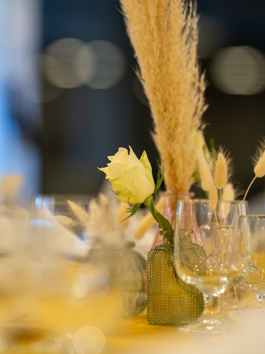 I fiori sul tavolo della festa