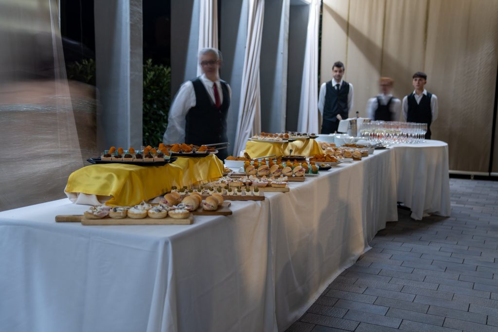 Il buffet in terrazza, la sera