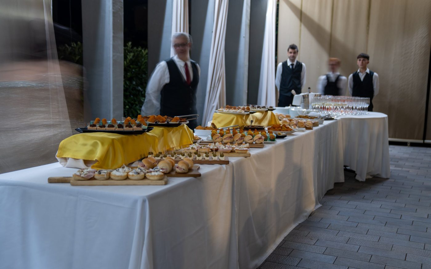 Il buffet in terrazza, la sera